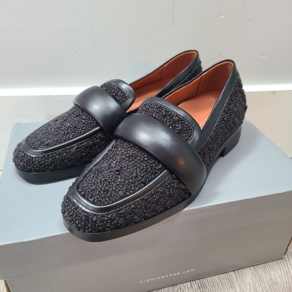 Vionic loafers shoes size 5 new in box